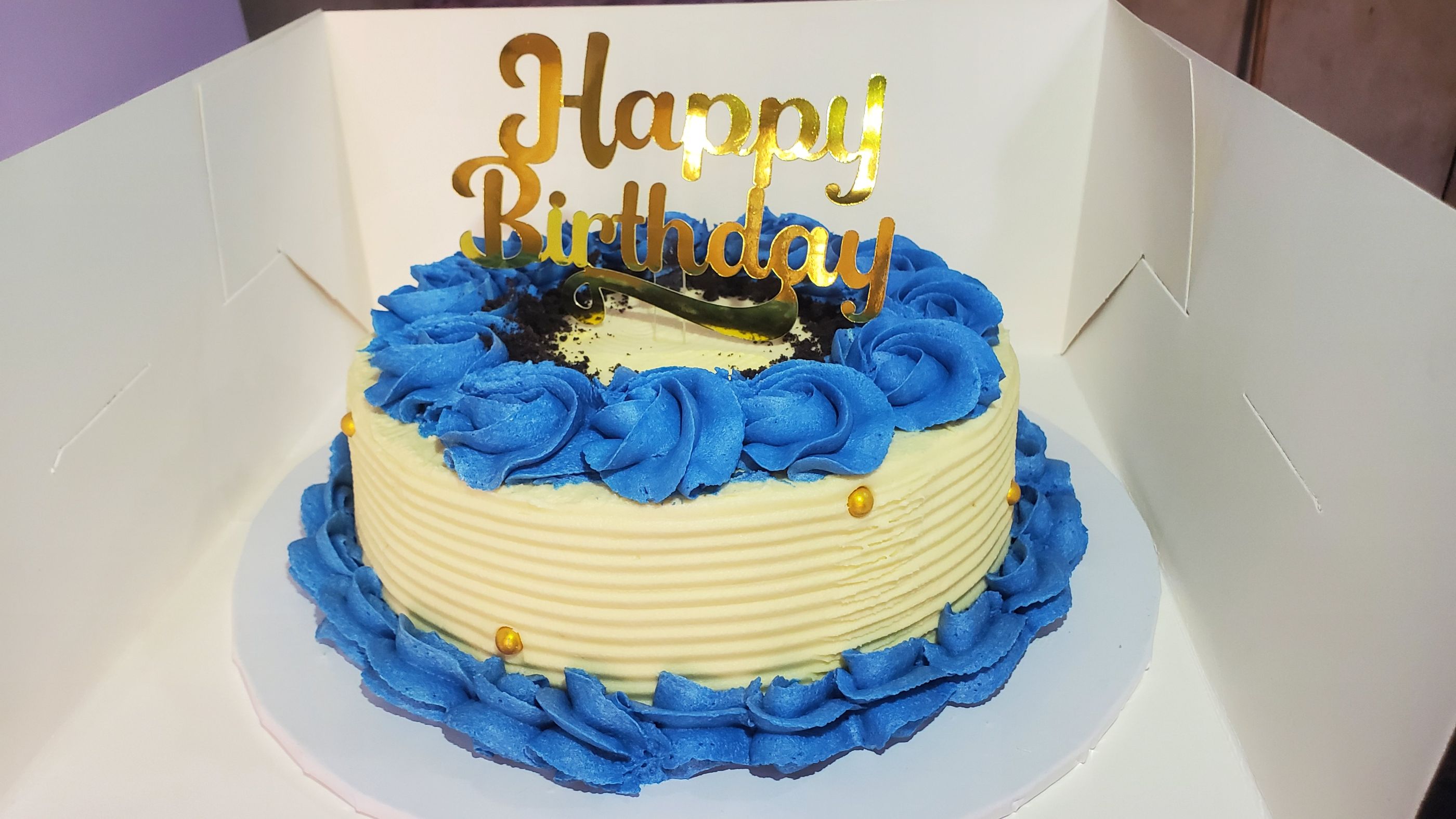 White and blue icing sugar cake